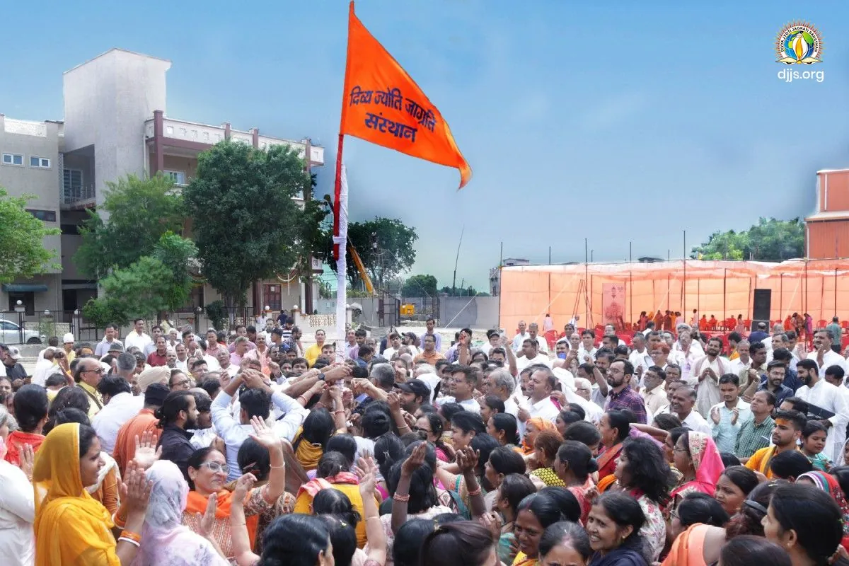 Devotees at the foundation ceremony of Divya Shanti Bhawan at Divya Dham Ashram, October 2023